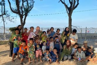 Foto bersama seusai bersih-bersih pantai Kenjeran/dok.aktual.co.id