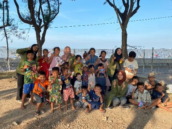 Foto bersama seusai bersih-bersih pantai Kenjeran/dok.aktual.co.id