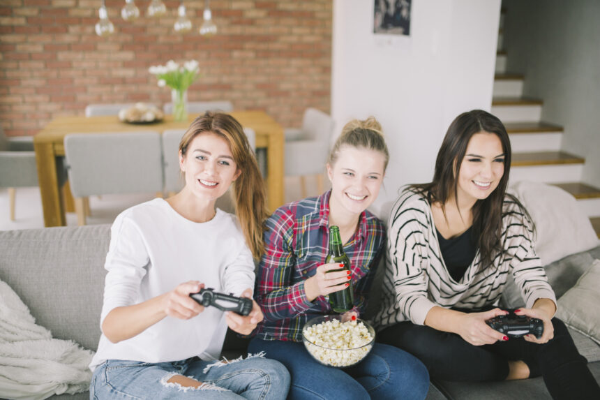 Ilustrasi bermain gim bersama teman/ Foto: freepik