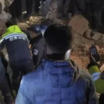 Tim penyelamat sedang mencari korban gempa di Tibet/ Foto: CCTV News