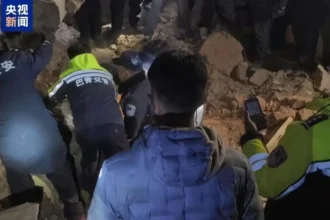 Tim penyelamat sedang mencari korban gempa di Tibet/ Foto: CCTV News