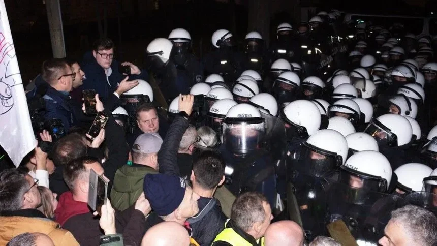 Massa unjuk rasa berhadapa dengan polisi di Polandia/ Foto: Anadolu