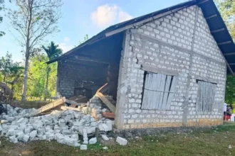 Salah satu rumah yang rusak akibat gempa di Sumba Barat Daya/ Foto: capture ANTARA