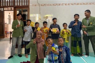 Para mahasiswa foto bersama usai pelatihan sambil bermain/dok.aktual.co.id