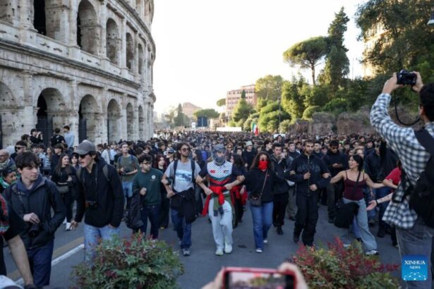 Peserta aksi unjuk rasa di Prancis/ Foto: Xinhua